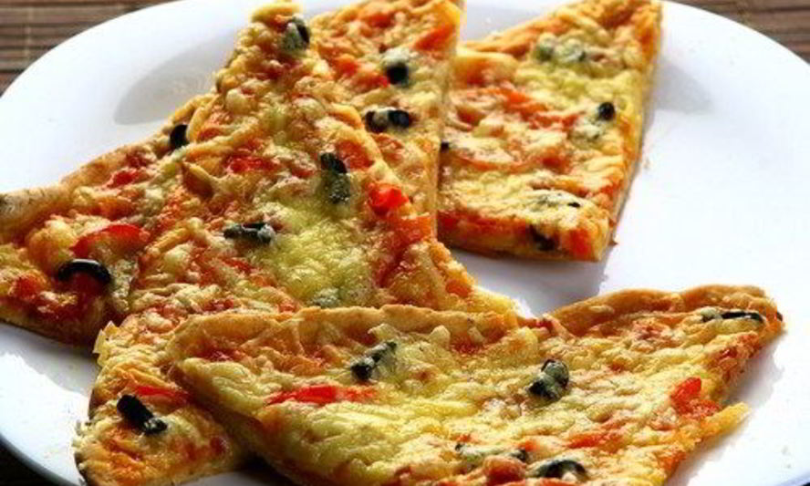 Рецепт пицца с копченостями и черносливом