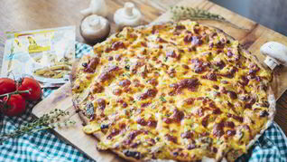 Пицца с куриной грудкой и грибами в сливочном соусе