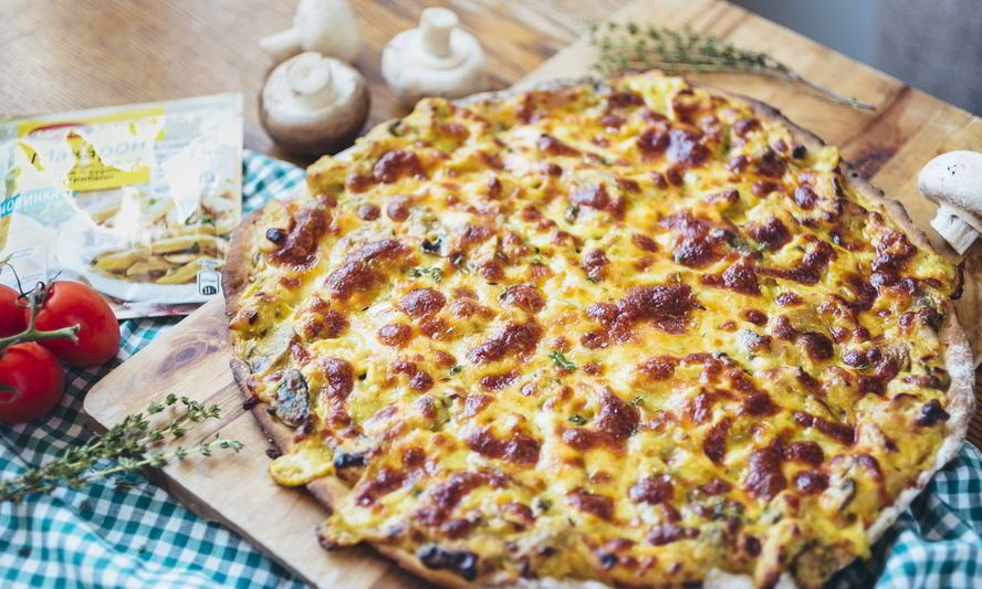 Рецепт пицца с куриной грудкой и грибами в сливочном соусе