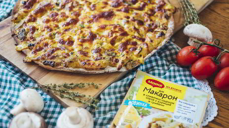 пицца с куриной грудкой и грибами в сливочном соусе