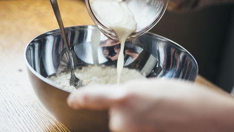 пицца с куриной грудкой и грибами в сливочном соусе