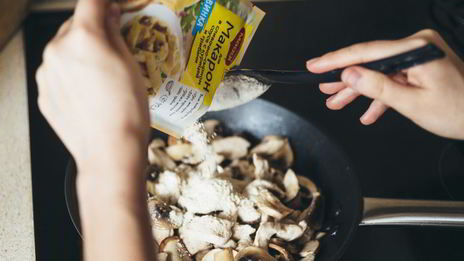 пицца с куриной грудкой и грибами в сливочном соусе