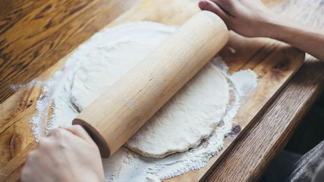 пицца с куриной грудкой и грибами в сливочном соусе