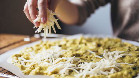 пицца с куриной грудкой и грибами в сливочном соусе