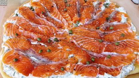 пицца с пьяным лососем