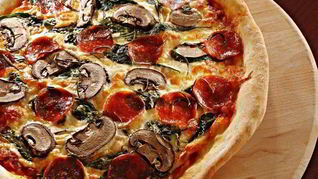 Пицца с салями и грибами