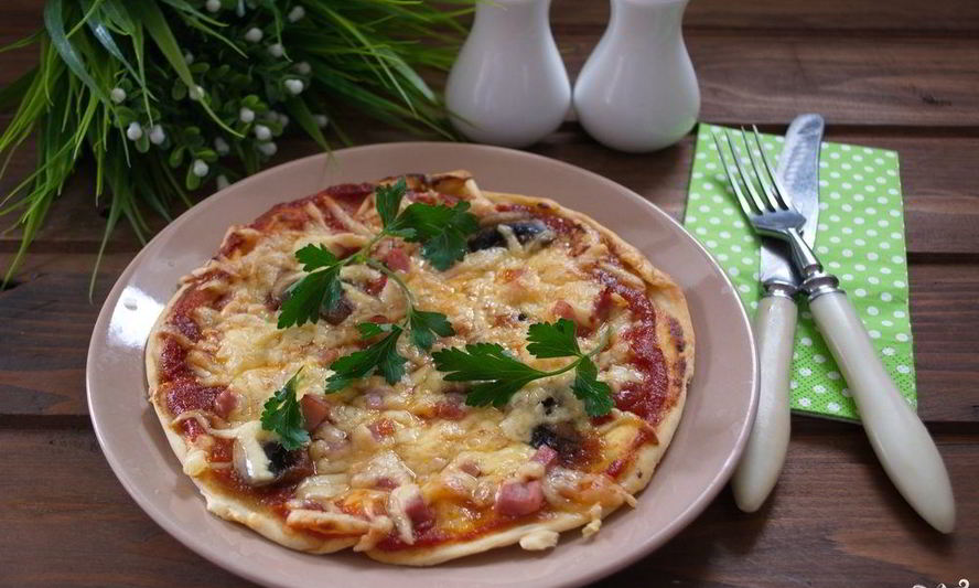 Рецепт пицца с шампиньонами, колбасой и сыром
