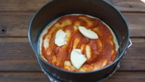 пицца с шампиньонами, колбасой и сыром