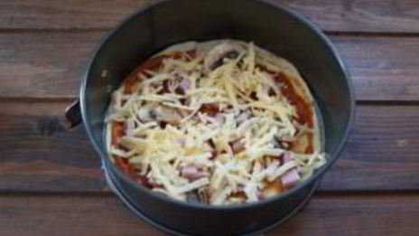 пицца с шампиньонами, колбасой и сыром