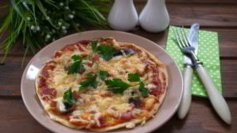 пицца с шампиньонами, колбасой и сыром