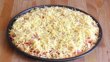 пицца с сосисками и сыром