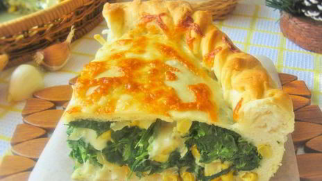 пицца с сыром и шпинатом