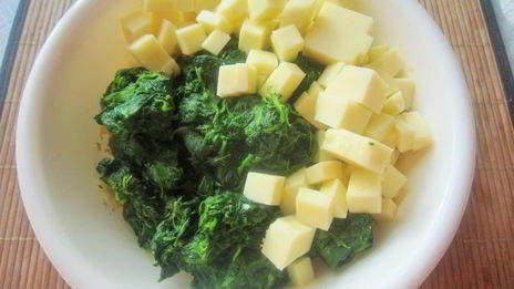 пицца с сыром и шпинатом