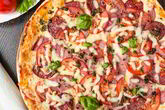 Пицца с томатами и ветчиной
