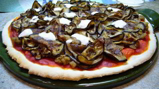 Пицца с томатным соусом и баклажанами