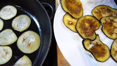 пицца с томатным соусом и баклажанами