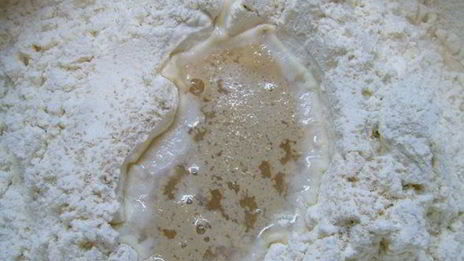 пицца с томатным соусом и баклажанами