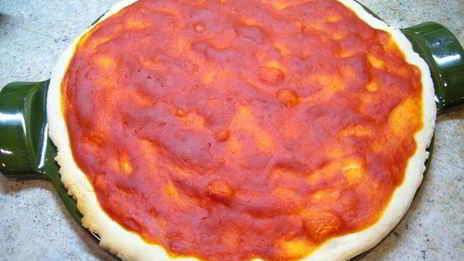 пицца с томатным соусом и баклажанами