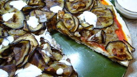 пицца с томатным соусом и баклажанами