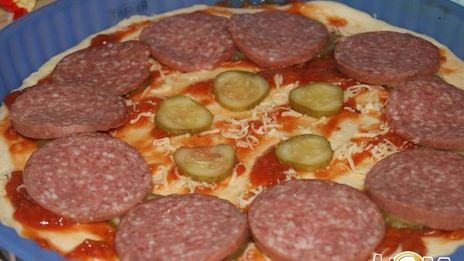 пицца сальсичча с красным перцем