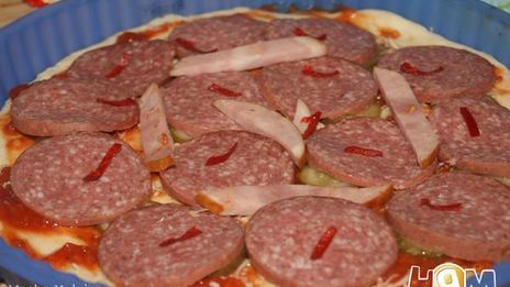 пицца сальсичча с красным перцем