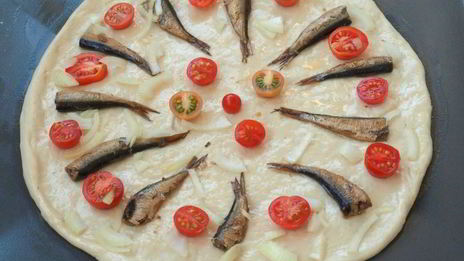 пицца со шпротами и помидорами черри