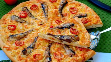 пицца со шпротами и помидорами черри