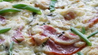 Пицца со сметаной, ветчиной и зеленым луком