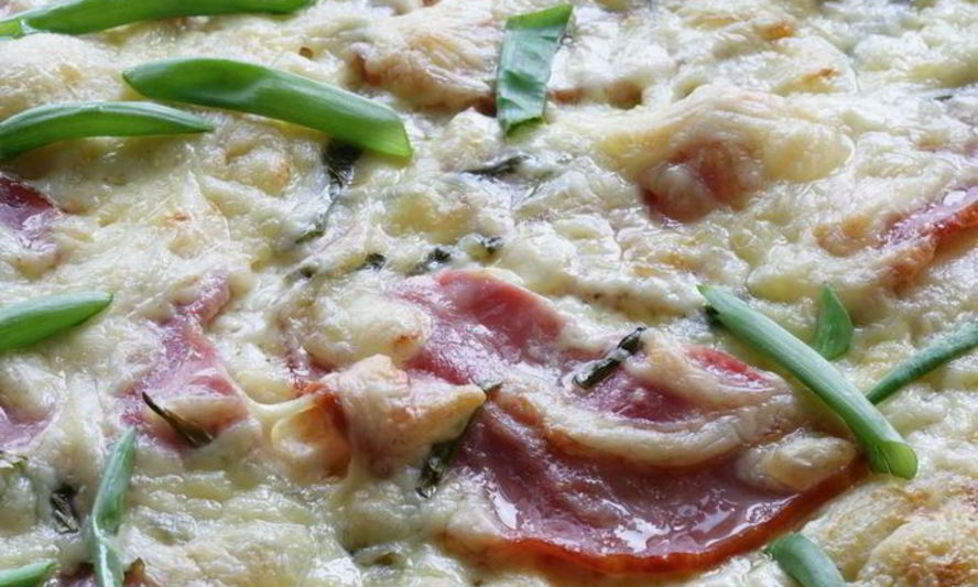 Рецепт пицца со сметаной, ветчиной и зеленым луком