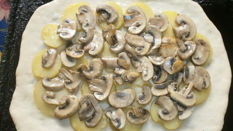 постная пицца с картофелем и грибами