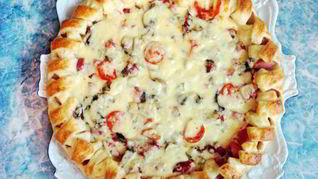 Праздничная пицца с солеными огурцами и колбасой