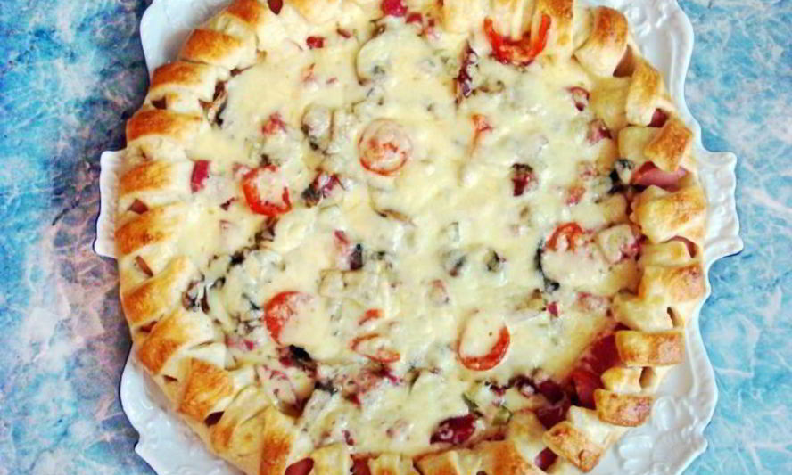 Рецепт праздничная пицца с солеными огурцами и колбасой