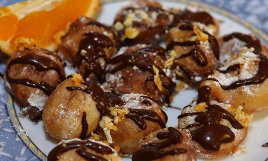 Рецепт апельсиновые пончики с шоколадным соусом