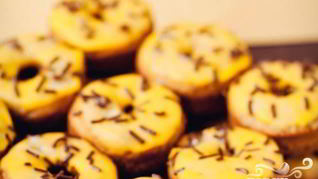 Банановые пончики в глазури