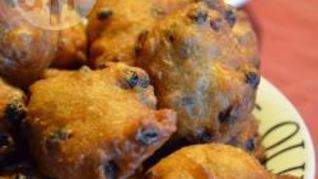 Дрожжевые пончики с изюмом