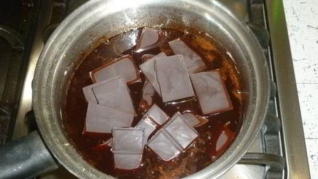 пончики на кефире с пряным сахаром и шоколадным соусом