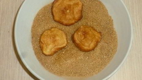 пончики на кефире с пряным сахаром и шоколадным соусом