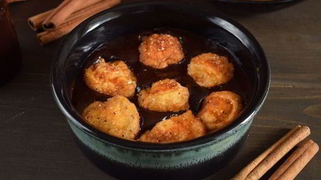 пончики на кефире с пряным сахаром и шоколадным соусом