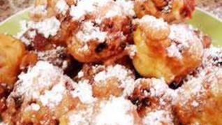 Пончики с изюмом и яблоками