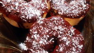 Пончики с шоколадной глазурью