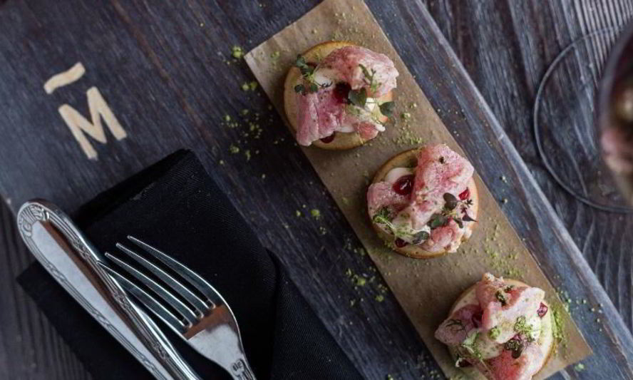 Рецепт пончики с тунцом, айоли из птицы и брусникой