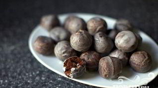 Шоколадные пончики в глазури