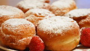 Творожные пончики с клубникой