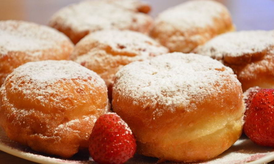 Рецепт творожные пончики с клубникой