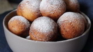 Творожные пончики в сахарной пудре