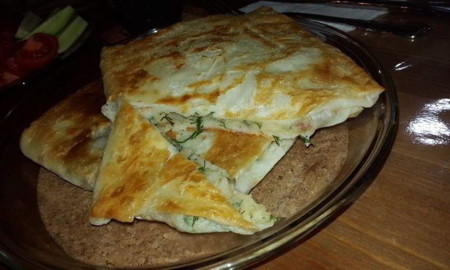 Рецепт постные конвертики с картофельным пюре, укропом, жареным луком и вялеными томатами