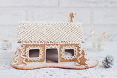 Домик пряничный с сахарными узорами