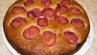 Коврижка со сливами