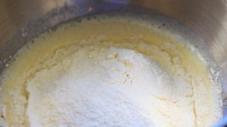 шоколадный пряник с орехами и джемом