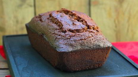 шоколадный пряник с орехами и джемом